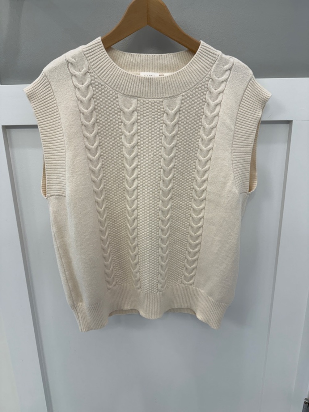 Cyrus Off-White Cable Knit Sleeveless Sweater Vest